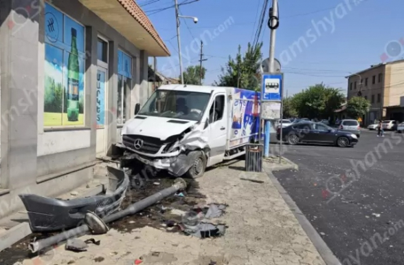 Երևանում բախվել են Mercedes-ներ, բեռնատարը հայտնվել է մայթին. վարորդներից մեկը եղել է ոչ սթափ ու ասում էր՝ վթարից հետո է խմել